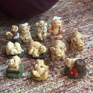 Mini pig figurines